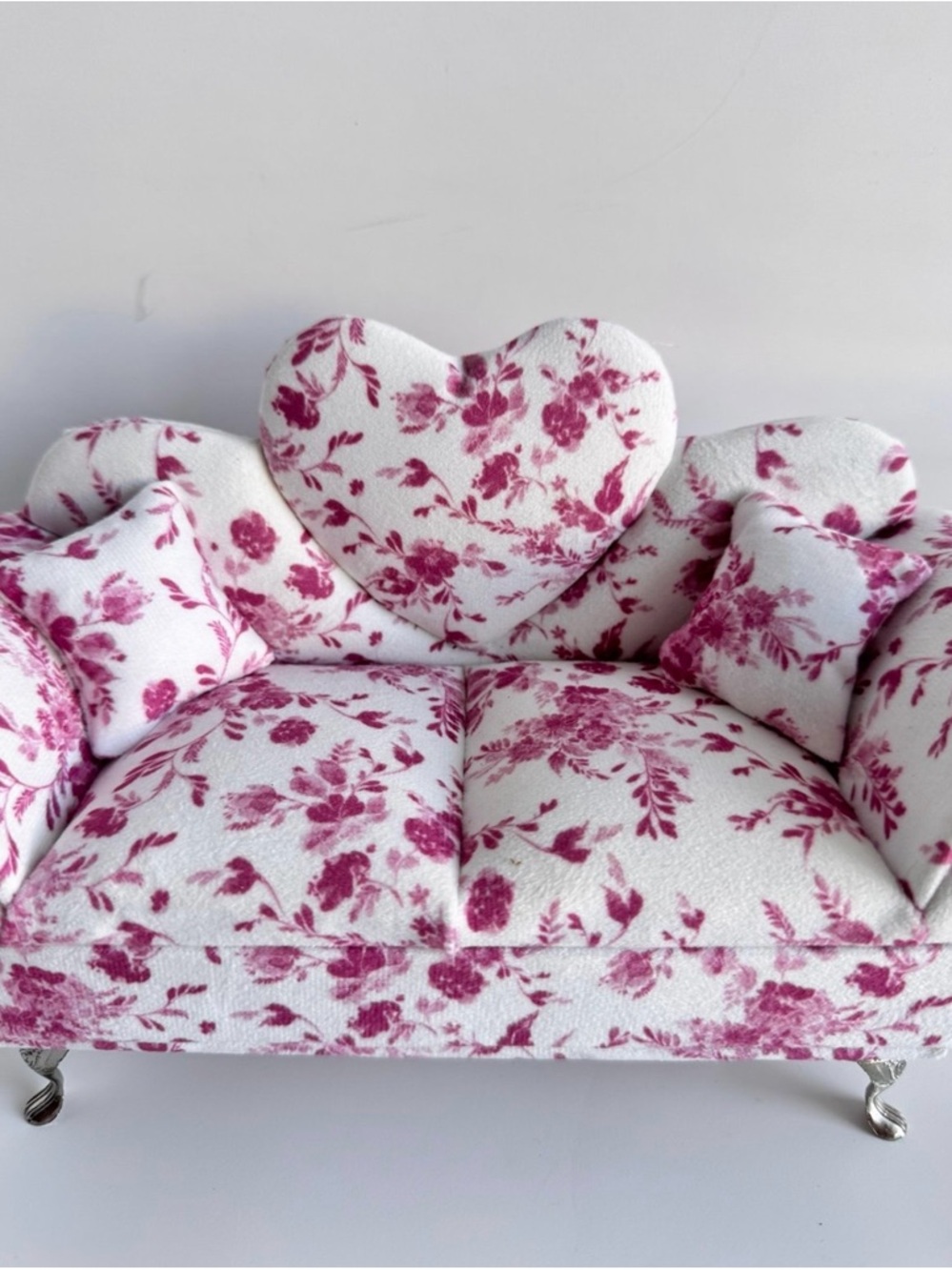 Heart-Back Floral Mini Sofa in White and Pink - Picture 2 of 8